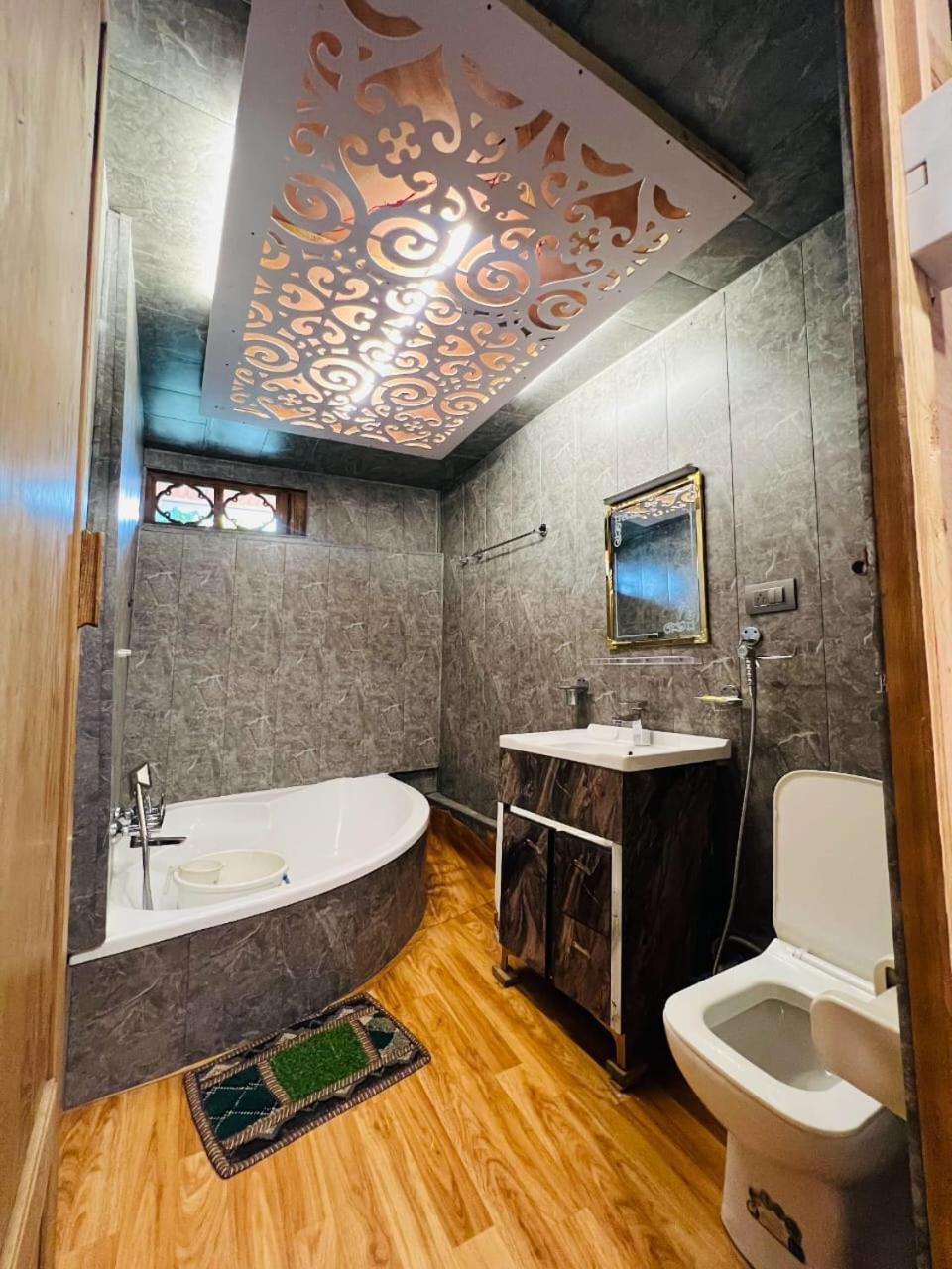 New Zealand Group Of Houseboats Hotel Srīnagar Buitenkant foto