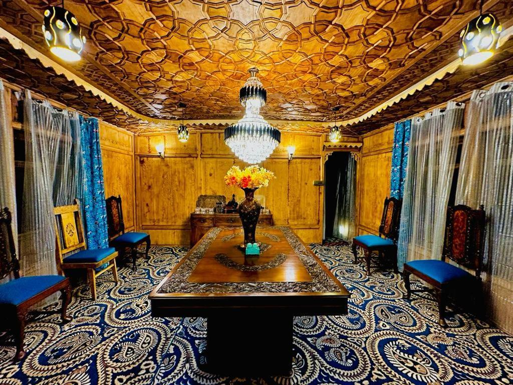 New Zealand Group Of Houseboats Hotel Srīnagar Buitenkant foto